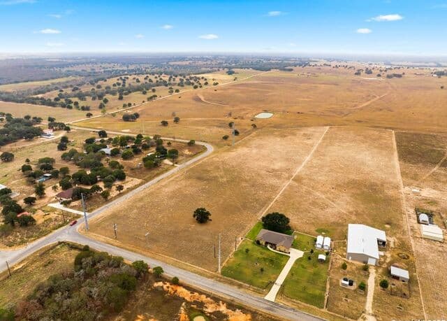 rental at 101 County Road 319 in La Vernia, TX — photo 2