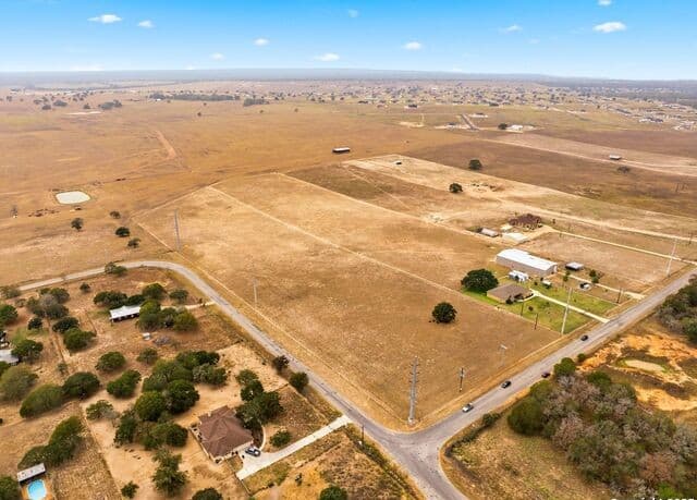 rental at 101 County Road 319 in La Vernia, TX — photo 4