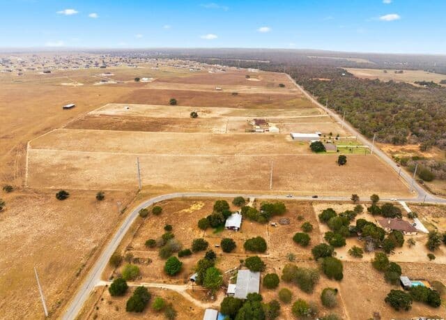 rental at 101 County Road 319 in La Vernia, TX — photo 5