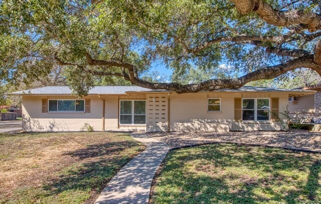 4-bedroom rental at 247 Montfort in San Antonio, TX — photo 1