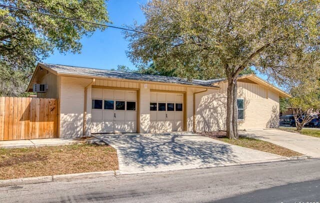 4-bedroom rental at 247 Montfort in San Antonio, TX — photo 5