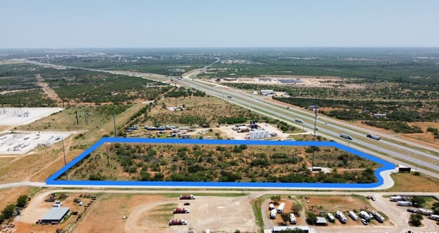 rental at 2550 Interstate 35 in Cotulla, TX — photo 2
