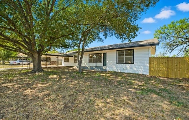 3-bedroom rental at 7635 Dove in San Antonio, TX — photo 2