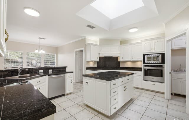 5-bedroom rental at 23114 Whisper Canyon in San Antonio, TX — photo 2