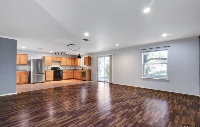 3-bedroom rental at 8515 Shaenfield Pl in San Antonio, TX — photo 4