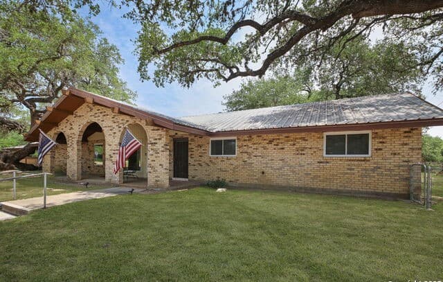 Home for sale at 102 Southgate in Pleasanton, TX — photo 2