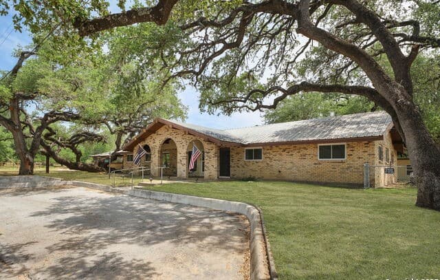 Home for sale at 102 Southgate in Pleasanton, TX — photo 3
