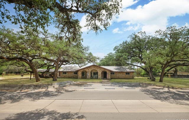 Home for sale at 102 Southgate in Pleasanton, TX — photo 4
