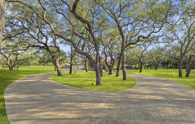 Home for sale at 443 Rosewood Dr in La Vernia, TX — photo 5