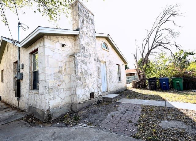 3-bedroom rental at 1330 Fenfield in San Antonio, TX — photo 1