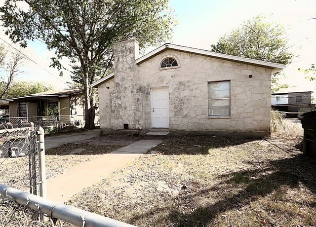 3-bedroom rental at 1330 Fenfield in San Antonio, TX — photo 2