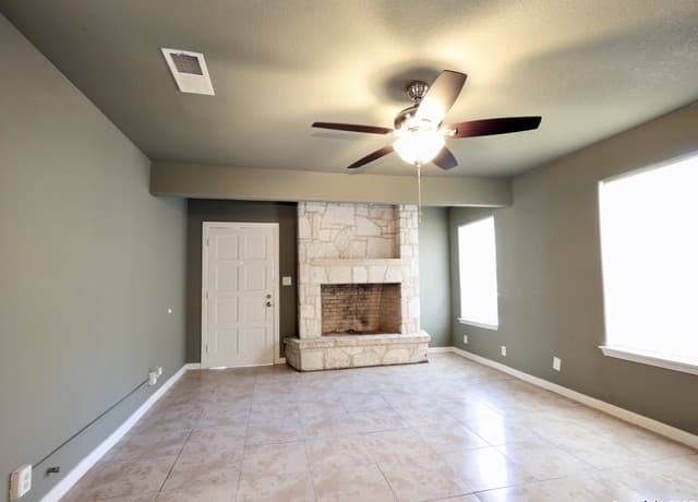 3-bedroom rental at 1330 Fenfield in San Antonio, TX — photo 3