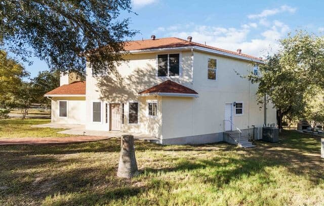 4-bedroom rental at 217 Sky View in Adkins, TX — photo 2