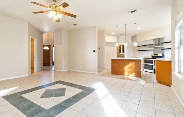 4-bedroom rental at 217 Sky View in Adkins, TX — photo 4