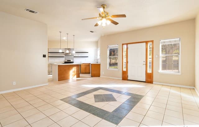 4-bedroom rental at 217 Sky View in Adkins, TX — photo 5