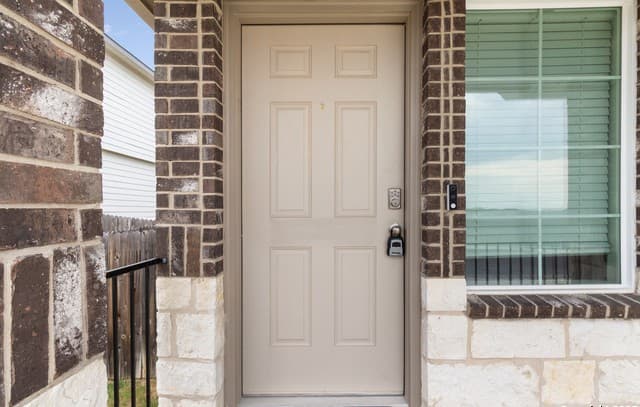 3-bedroom rental at 6610 Greensleeves in San Antonio, TX — photo 3