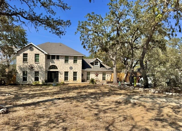 3-bedroom rental at 325 Eagle Ridge in Floresville, TX — photo 2