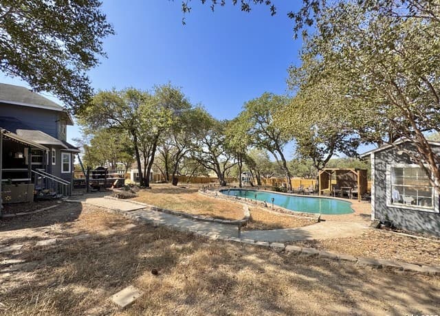 3-bedroom rental at 325 Eagle Ridge in Floresville, TX — photo 3