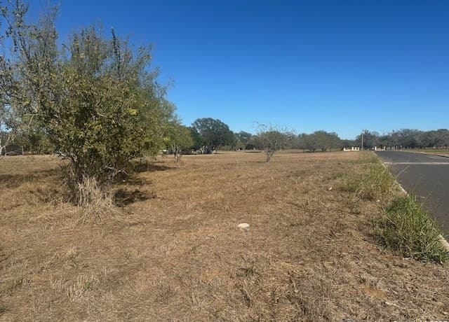 rental at 304 Woodland Dr in Pleasanton, TX — photo 2