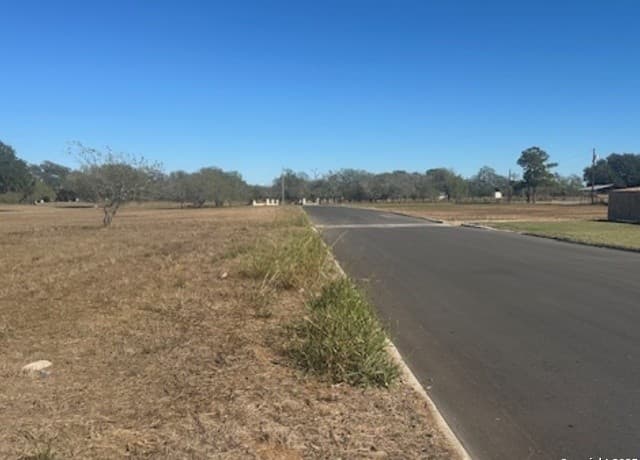 rental at 304 Woodland Dr in Pleasanton, TX — photo 3