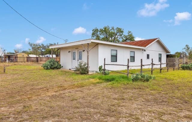 rental at 18460 S Ih 37 in Elmendorf, TX — photo 3