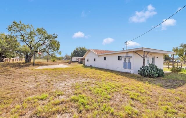 rental at 18460 S Ih 37 in Elmendorf, TX — photo 4