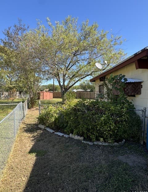 3-bedroom rental at 5247 Village Glen in San Antonio, TX — photo 3