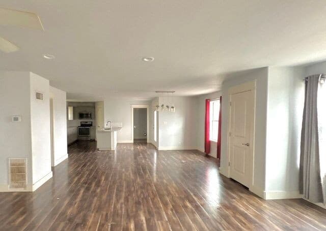3-bedroom rental at 636 Skyline Dr in Bandera, TX — photo 2