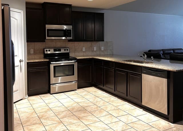 4-bedroom rental at 3915 Goliad Ford in San Antonio, TX — photo 5
