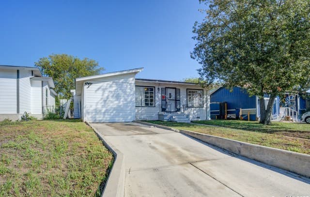 3-bedroom rental at 2375 Burnet in San Antonio, TX — photo 3
