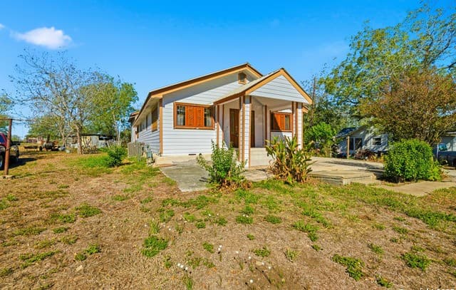 5-bedroom rental at 406 N Rancho in Nixon, TX — photo 2