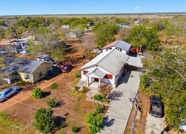 5-bedroom rental at 406 N Rancho in Nixon, TX — photo 4
