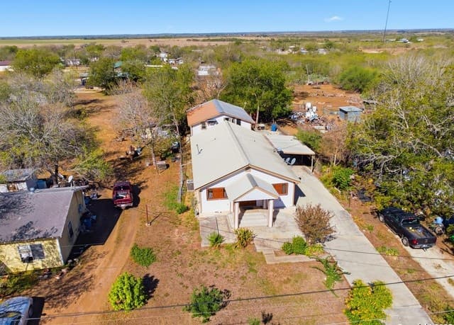 5-bedroom rental at 406 N Rancho in Nixon, TX — photo 5