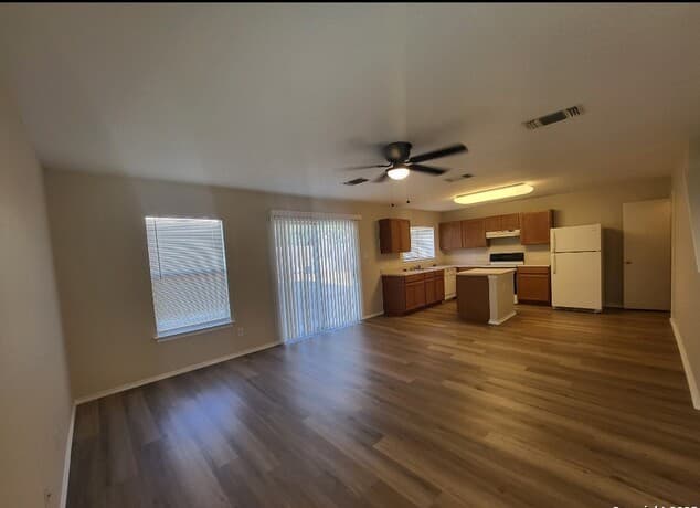 3-bedroom rental at 754 Pinafore St in San Antonio, TX — photo 4
