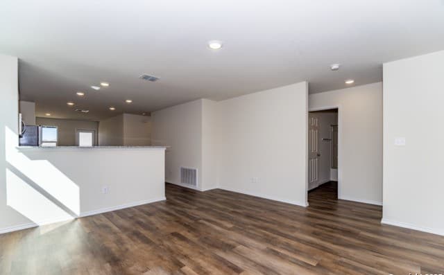 3-bedroom rental at 5911 Rolling Glen in San Antonio, TX — photo 4