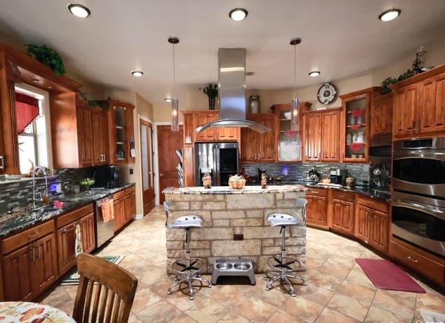 4-bedroom rental at 13115 N Sh 16 in Poteet, TX — photo 2