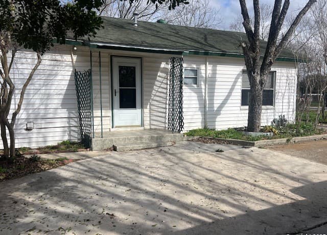 4-bedroom rental at 1117 Standish in Floresville, TX — photo 2