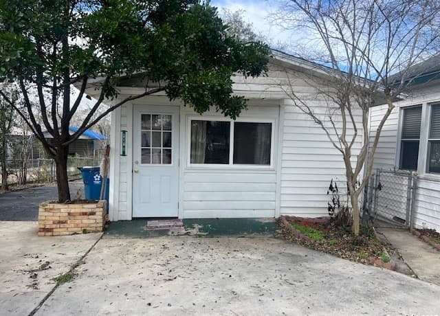 4-bedroom rental at 1117 Standish in Floresville, TX — photo 3