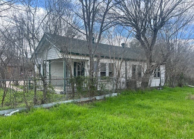 4-bedroom rental at 1117 Standish in Floresville, TX — photo 4