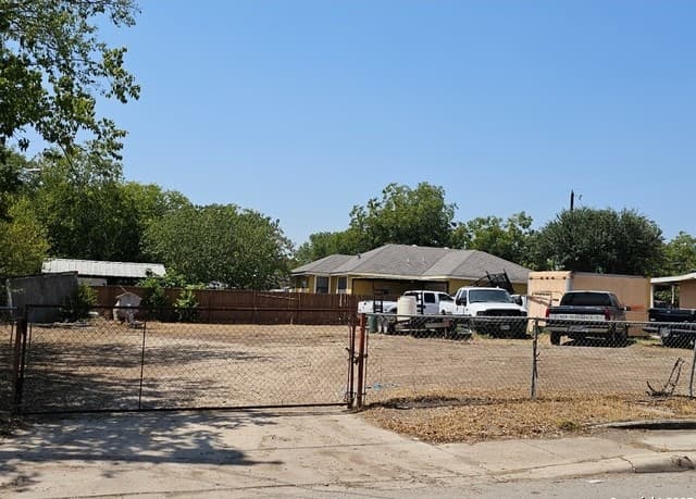 2-bedroom rental at 802 Proctor in San Antonio, TX — photo 2