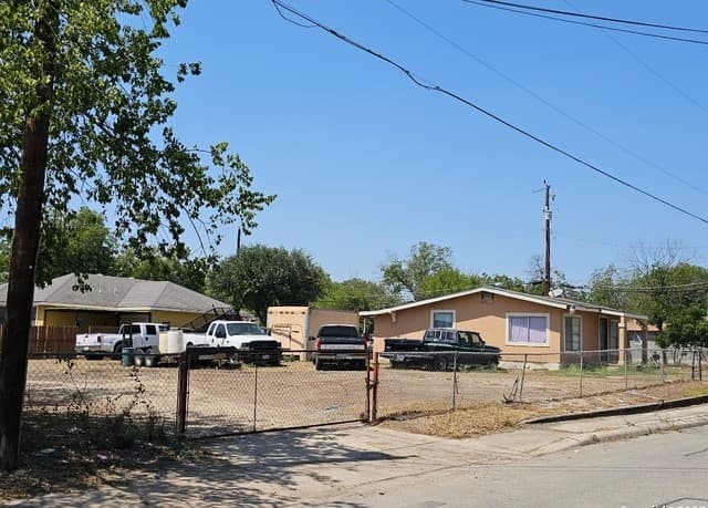 2-bedroom rental at 802 Proctor in San Antonio, TX — photo 3