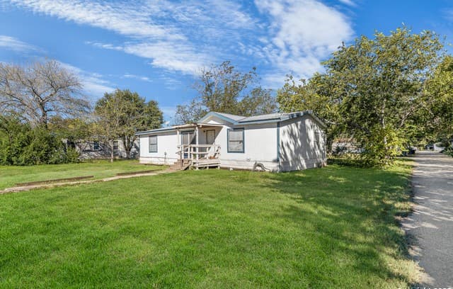 3-bedroom rental at 1118 32nd in Hondo, TX — photo 2