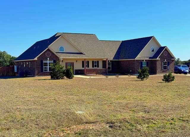 3-bedroom rental at 191 Big Rock Dr in Bandera, TX — photo 2
