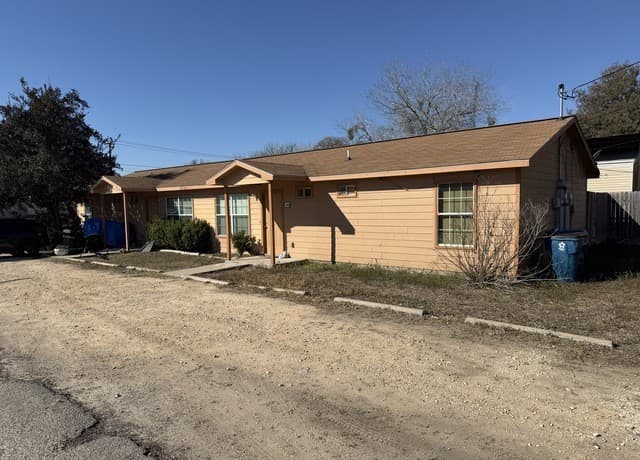 rental at 2105 Vista Rosa in Three Rivers, TX — photo 1