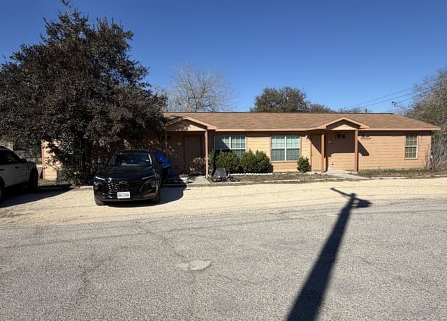 rental at 2105 Vista Rosa in Three Rivers, TX — photo 2