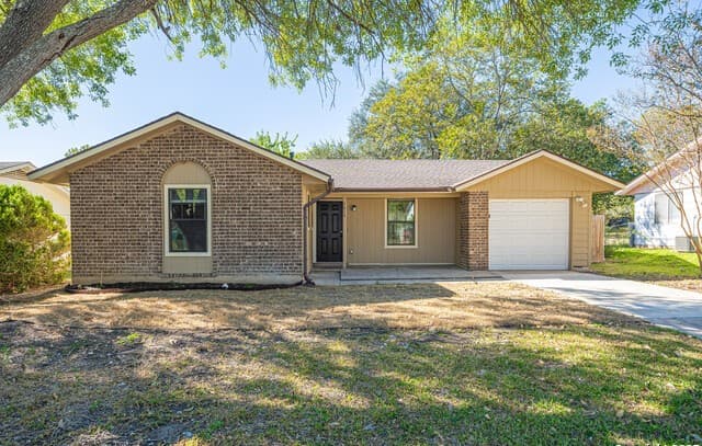 3-bedroom rental at 7814 Oak Forest in Live Oak, TX — photo 1