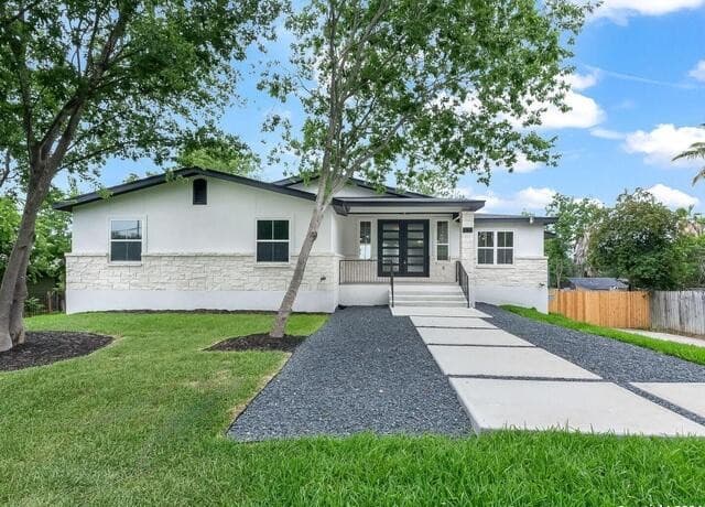 5-bedroom rental at 630 E Sunshine Dr in San Antonio, TX — photo 3