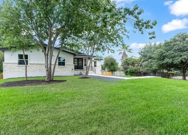 5-bedroom rental at 630 E Sunshine Dr in San Antonio, TX — photo 4