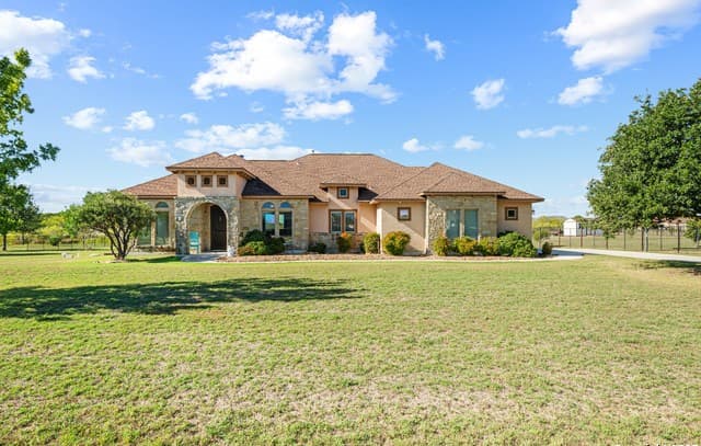 Home for sale at 16026 Lake Shore Dr in Lytle, TX — photo 2