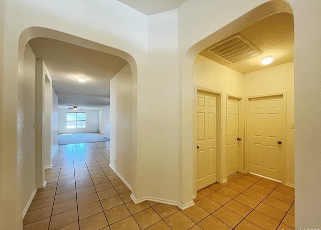 3-bedroom rental at 15338 Nesting Way in San Antonio, TX — photo 2